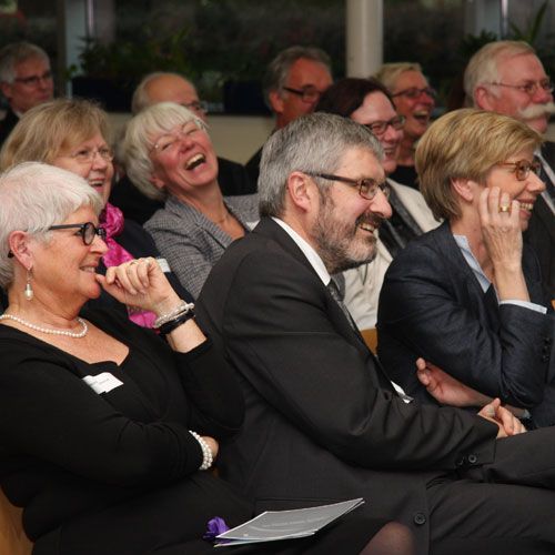 Münchener Redner bringt alle zum Lachen